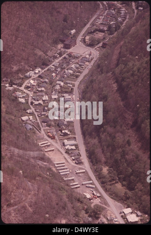 Aerial View Chattaroy, West Virginia, in der Nähe von Williamson zeigt die Schule in der Nähe der Spitze des Bildes... 04/1974 Stockfoto