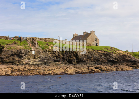 Offshore-Ansicht des Besucherzentrums und Landung auf Isle of Noss National Nature Reserve, Shetland Islands, Schottland, UK Stockfoto