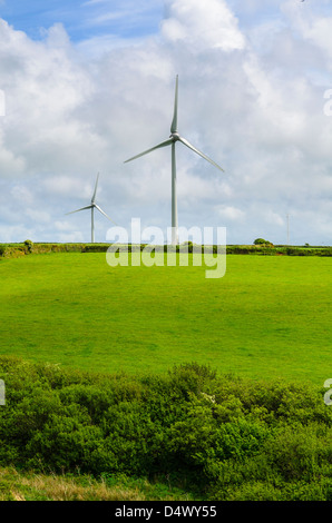 Delabole Wind-Bauernhof, umgeben von Ackerland, Cornwall, England. Stockfoto