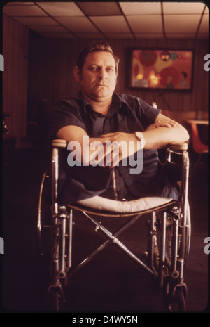 Jack Smith, 42, RHODELL, West Virginia, sitzt im Bierzahn Er arbeitet in einem Radstuhl, der von seinem Freund Arnold Miller, Präsident der United Mine Workers Union, für ihn gekauft wurde...04/1974 Stockfoto