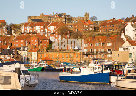 Whitby Hafen mit Abtei und Jugendherberge im Hintergrund Stockfoto