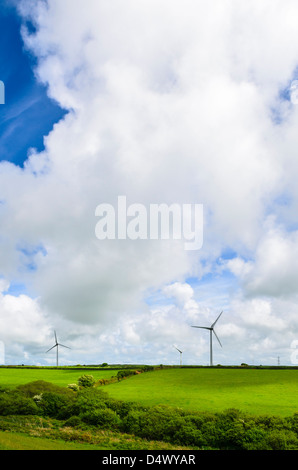 Delabole Wind-Bauernhof, umgeben von Ackerland, Cornwall, England. Stockfoto