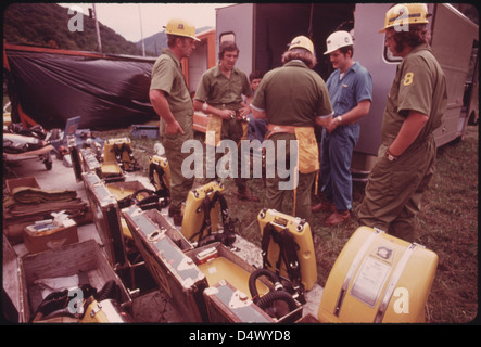 Mitglieder der Beth Elkhorn Coal Company beginnen, ihre Ausrüstung anzuziehen, um sich auf den Kentucky State Mine Safety Contest in Benham, nahe Cumberland 10/1974 vorzubereiten Stockfoto