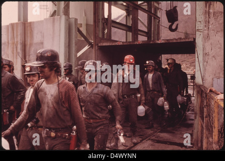 Bergleute der Virginia-Pocahontas Coal Company Mine Nr. 4 in der Nähe von Richlands, Virginia, verlassen den Aufzug nach ihrer ersten Schicht im April 1974. Dieses Bild ist Teil des DOCUMERICA-Projekts, das Arbeits- und Umweltbedingungen erfasst. Stockfoto
