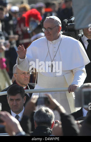 Vatikan, Rom, Italien. 19. März 2013. Papst Francis feiert seine Installation Messe auf dem Petersplatz im Vatikan, Dienstag, 19. März 2013. Papst Francis hat aufgefordert, Prinzen, Präsidenten, Scheichs und Tausende von Menschen versammelten sich zu seiner Installation Masse, die Schöpfung Gottes, die schwächsten und ärmsten der Welt zu schützen. Bildnachweis: Marco Iacobucci / Alamy Live News Stockfoto