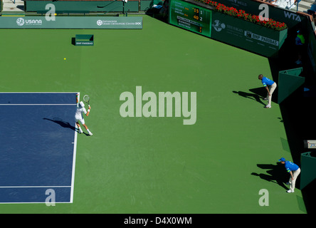 Novak Djokovic dient in Indian Wells 2013 Stockfoto