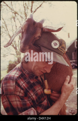 Ein Mann aus Randolph Center, Vermont, verließ seinen Job als Automechaniker im Mai 1974, um auf seine Familienfarm zurückzukehren. Das Bild erfasst das ländliche Leben und die Arbeitsverschiebung der 1970er Jahre als Teil des DOCUMERICA-Projekts. Stockfoto