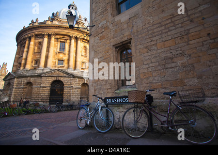 Radcliffe Camera gesehen von Brasenose Lane, Oxford, England, UK Stockfoto