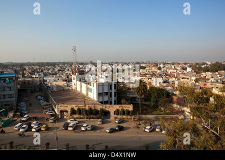 Luftaufnahme der farbenfrohen Gebäuden und Straßen der Stadt Amritsar im Punjab, Indien unter einem strahlend blauen Abendhimmel. Stockfoto