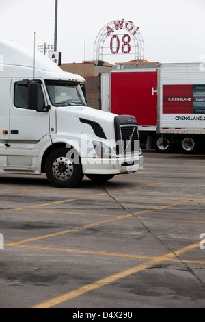 Ein LKW geparkt auf der weltweit größten Truckstop, Iowa 80, USA Stockfoto