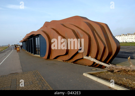 Preisgekrönte Architektur der East Beach Café entworfen von Heatherwick Studio an Littlehampton Küste Sussex UK zu vergeben Stockfoto