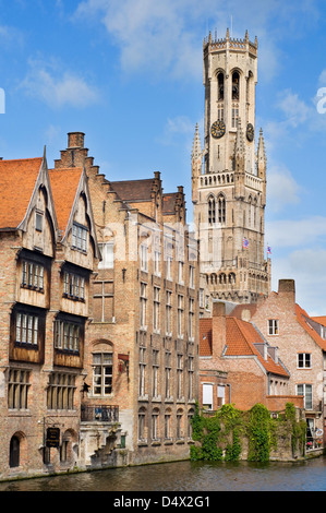 Der Blick in Richtung Belfort Glockenturm aus dem Rozenhoedkaai in Brügge, Belgien. Stockfoto
