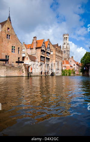 Der Blick in Richtung Belfort Glockenturm aus dem Rozenhoedkaai in Brügge, Belgien. Stockfoto