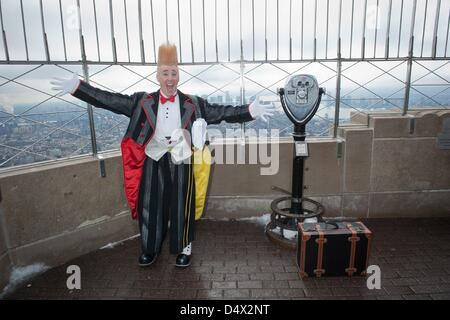 New York, USA. 19. März 2013. Comic-Draufgänger BELLO NOCK, benannt "Amerikas beste Clown'' vom TIME Magazine, führt und posiert auf der 86. Etage Observatorium auf dem Empire State Building, während Förderung unabhängig Show, '' Bello Mania'' zu sehen an der New Victory Theatre produzierten. (Bild Kredit: Kredit: Bryan Smith/ZUMAPRESS.com/Alamy Live-Nachrichten) Stockfoto