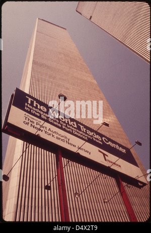 Mit Blick auf den Hudson River in Lower Manhattan, die Türme des World Trade Center steigen Skyward auf eine Höhe von 1,350 Fuß 05/1973 Stockfoto