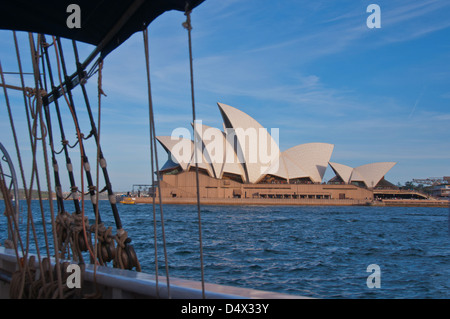 Sydney Opera House vom Deck eines großen Segelschiffes im Hafen gesehen. Stockfoto