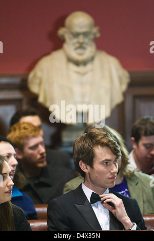 Angemessen gekleidet ein Oxford-Student an der Oxford Union Society formale Sitzungssaal gegründet 1823, Oxford, England, UK Stockfoto