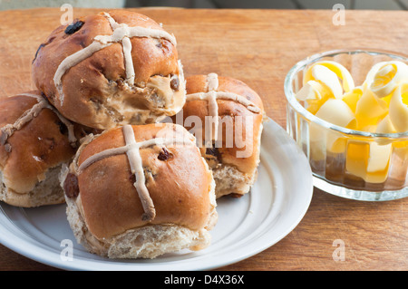 Geröstete Hot Cross Buns mit butter Stockfoto