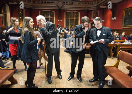 Mitglieder finden ihren Platz an der Oxford Union Society formale Sitzungssaal gegründet 1823, Frewin Court, Oxford, England UK Stockfoto