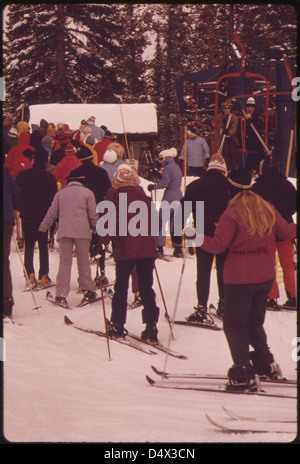 Einsteigen in die Cloud 9-Sesselbahn im Skigebiet Aspen Highland, die höchste Skipiste in Aspen--11.800 Füße 01/1974 Stockfoto