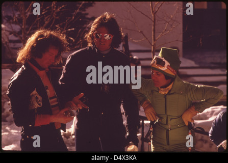 Versammlung in einem Pub für einige Apres Ski Erfrischung 02/1974 Stockfoto