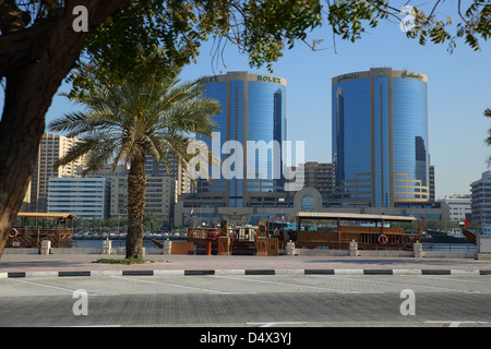 Twin Towers am Dubai Creek, Dubai, Vereinigte Arabische Emirate Stockfoto