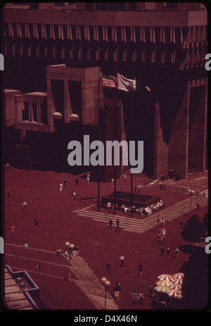 Ein Foto vom Mai 1973, das die City Hall Plaza zeigt und die städtische Landschaft und das architektonische Design der bürgerlichen Räume in den USA während der 1970er Jahre widerspiegelt Stockfoto