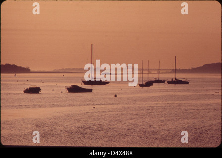 Boston Harbor - Blick in Richtung Squantum. Long Island Bridge in Ferne 05/1973 Stockfoto