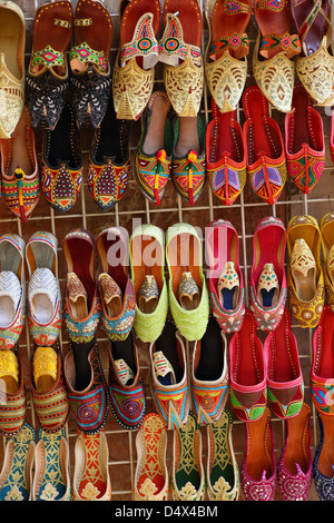 Bunte Schuhe auf dem Display am Markt in Dubai, Vereinigte Arabische Emirate Stockfoto