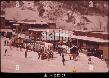 Mittagszeit im Holz Linie Restaurant und Bar auf Snowmass Berg 01/1974 Stockfoto