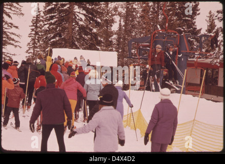 Einsteigen in die Cloud 9-Sesselbahn im Skigebiet Aspen Highland, die höchste Skipiste in Aspen--11.800 Füße 01/1974 Stockfoto