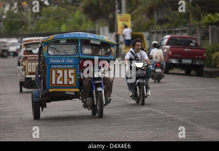 12. März 2013 - Dumaguete, Philippinen, PHI - fährt eine Fahrradrikscha auf den Straßen von Dumaguete auf 12. März 2013. Der Begriff '' Fahrradrikscha '' die Einheimischen in Dumaguete oft den primären Transport nennen ist eigentlich eine falsche Bezeichnung. Fahrradrikscha sollte eigentlich Pedal angetrieben. Dumaguete ist eine lebendige Stadt ca. 650 km. südlich von Manila, der Hauptstadt der Philippinen befindet sich... ARMANOD ARORIZO (Kredit-Bild: © Armando Arorizo/Prensa Internacional/ZUMAPRESS.com) Stockfoto