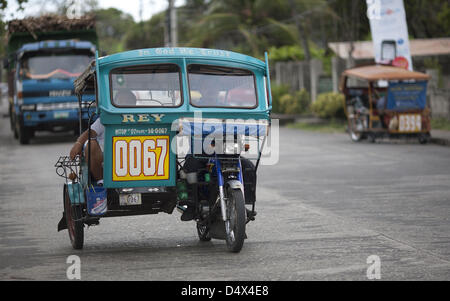 12. März 2013 - Dumaguete, Philippinen, PHI - fährt eine Fahrradrikscha auf den Straßen von Dumaguete auf 12. März 2013. Der Begriff '' Fahrradrikscha '' die Einheimischen in Dumaguete oft den primären Transport nennen ist eigentlich eine falsche Bezeichnung. Fahrradrikscha sollte eigentlich Pedal angetrieben. Dumaguete ist eine lebendige Stadt ca. 650 km. südlich von Manila, der Hauptstadt der Philippinen befindet sich... ARMANOD ARORIZO (Kredit-Bild: © Armando Arorizo/Prensa Internacional/ZUMAPRESS.com) Stockfoto