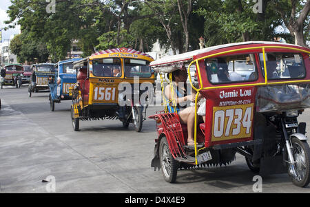 12. März 2013 - Dumaguete, Philippinen, PHI - fährt eine Fahrradrikscha auf den Straßen von Dumaguete auf 12. März 2013. Der Begriff '' Fahrradrikscha '' die Einheimischen in Dumaguete oft den primären Transport nennen ist eigentlich eine falsche Bezeichnung. Fahrradrikscha sollte eigentlich Pedal angetrieben. Dumaguete ist eine lebendige Stadt ca. 650 km. südlich von Manila, der Hauptstadt der Philippinen befindet sich... ARMANOD ARORIZO (Kredit-Bild: © Armando Arorizo/Prensa Internacional/ZUMAPRESS.com) Stockfoto