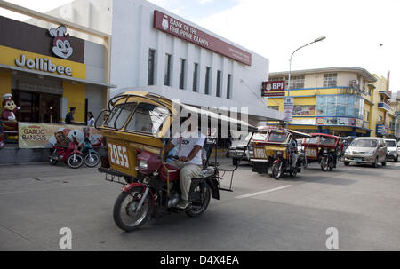 12. März 2013 - Dumaguete, Philippinen, PHI - fährt eine Fahrradrikscha auf den Straßen von Dumaguete auf 12. März 2013. Der Begriff '' Fahrradrikscha '' die Einheimischen in Dumaguete oft den primären Transport nennen ist eigentlich eine falsche Bezeichnung. Fahrradrikscha sollte eigentlich Pedal angetrieben. Dumaguete ist eine lebendige Stadt ca. 650 km. südlich von Manila, der Hauptstadt der Philippinen befindet sich... ARMANOD ARORIZO (Kredit-Bild: © Armando Arorizo/Prensa Internacional/ZUMAPRESS.com) Stockfoto