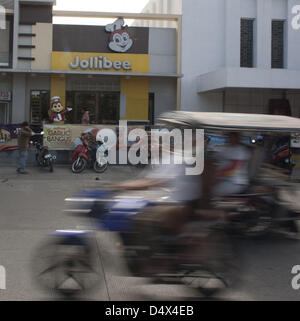 12. März 2013 - Dumaguete, Philippinen, PHI - fährt eine Fahrradrikscha auf den Straßen von Dumaguete auf 12. März 2013. Der Begriff '' Fahrradrikscha '' die Einheimischen in Dumaguete oft den primären Transport nennen ist eigentlich eine falsche Bezeichnung. Fahrradrikscha sollte eigentlich Pedal angetrieben. Dumaguete ist eine lebendige Stadt ca. 650 km. südlich von Manila, der Hauptstadt der Philippinen befindet sich... ARMANOD ARORIZO (Kredit-Bild: © Armando Arorizo/Prensa Internacional/ZUMAPRESS.com) Stockfoto