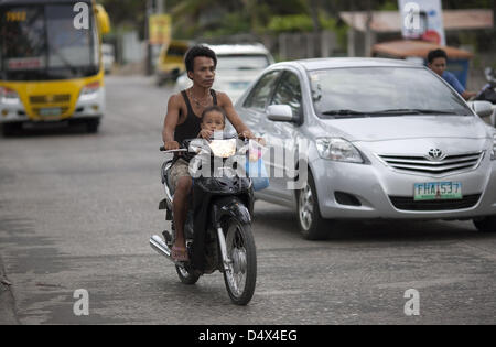 12. März 2013 - Dumaguete, Philippinen, PHI - fährt ein Motorrad auf den Straßen von Dumaguete auf 12. März 2013. Der Begriff '' Fahrradrikscha '' die Einheimischen in Dumaguete oft den primären Transport nennen ist eigentlich eine falsche Bezeichnung. Fahrradrikscha sollte eigentlich Pedal angetrieben. Dumaguete ist eine lebendige Stadt ca. 650 km. südlich von Manila, der Hauptstadt der Philippinen befindet sich... ARMANOD ARORIZO (Kredit-Bild: © Armando Arorizo/Prensa Internacional/ZUMAPRESS.com) Stockfoto