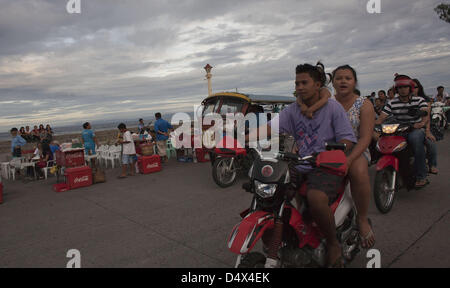 12. März 2013 - Dumaguete, Philippinen, PHI - fährt ein Motorrad auf den Straßen von Dumaguete auf 12. März 2013. Der Begriff '' Fahrradrikscha '' die Einheimischen in Dumaguete oft den primären Transport nennen ist eigentlich eine falsche Bezeichnung. Fahrradrikscha sollte eigentlich Pedal angetrieben. Dumaguete ist eine lebendige Stadt ca. 650 km. südlich von Manila, der Hauptstadt der Philippinen befindet sich... ARMANOD ARORIZO (Kredit-Bild: © Armando Arorizo/Prensa Internacional/ZUMAPRESS.com) Stockfoto