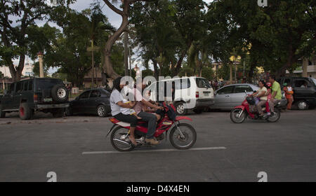 12. März 2013 - Dumaguete, Philippinen, PHI - fährt ein Motorrad auf den Straßen von Dumaguete auf 12. März 2013. Der Begriff '' Fahrradrikscha '' die Einheimischen in Dumaguete oft den primären Transport nennen ist eigentlich eine falsche Bezeichnung. Fahrradrikscha sollte eigentlich Pedal angetrieben. Dumaguete ist eine lebendige Stadt ca. 650 km. südlich von Manila, der Hauptstadt der Philippinen befindet sich... ARMANOD ARORIZO (Kredit-Bild: © Armando Arorizo/Prensa Internacional/ZUMAPRESS.com) Stockfoto