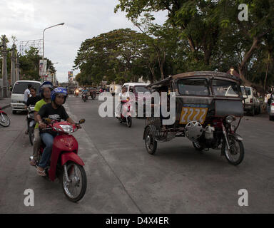 12. März 2013 - Kabine Dumaguete, Philippinen, PHI - A Motorrad und Pedi Laufwerke auf den Straßen von Dumaguete auf 12. März 2013. Der Begriff '' Fahrradrikscha '' die Einheimischen in Dumaguete oft den primären Transport nennen ist eigentlich eine falsche Bezeichnung. Fahrradrikscha sollte eigentlich Pedal angetrieben. Dumaguete ist eine lebendige Stadt ca. 650 km. südlich von Manila, der Hauptstadt der Philippinen befindet sich... ARMANOD ARORIZO (Kredit-Bild: © Armando Arorizo/Prensa Internacional/ZUMAPRESS.com) Stockfoto