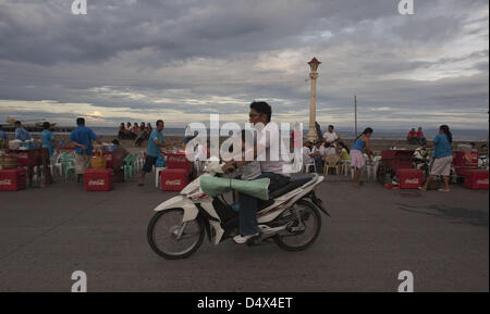 12. März 2013 - Dumaguete, Philippinen, PHI - fährt ein Motorrad auf den Straßen von Dumaguete auf 12. März 2013. Der Begriff '' Fahrradrikscha '' die Einheimischen in Dumaguete oft den primären Transport nennen ist eigentlich eine falsche Bezeichnung. Fahrradrikscha sollte eigentlich Pedal angetrieben. Dumaguete ist eine lebendige Stadt ca. 650 km. südlich von Manila, der Hauptstadt der Philippinen befindet sich... ARMANOD ARORIZO (Kredit-Bild: © Armando Arorizo/Prensa Internacional/ZUMAPRESS.com) Stockfoto