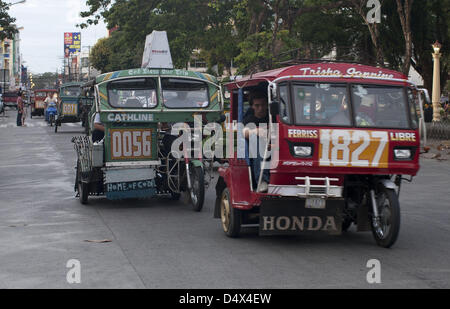 12. März 2013 - Dumaguete, Philippinen, PHI - fährt ein Pedi-Taxi auf den Straßen von Dumaguete auf 12. März 2013. Der Begriff '' Fahrradrikscha '' die Einheimischen in Dumaguete oft den primären Transport nennen ist eigentlich eine falsche Bezeichnung. Fahrradrikscha sollte eigentlich Pedal angetrieben. Dumaguete ist eine lebendige Stadt ca. 650 km. südlich von Manila, der Hauptstadt der Philippinen befindet sich... ARMANOD ARORIZO (Kredit-Bild: © Armando Arorizo/Prensa Internacional/ZUMAPRESS.com) Stockfoto