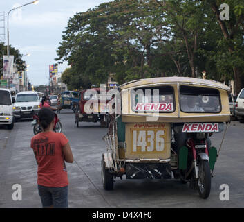 12. März 2013 - Dumaguete, Philippinen, PHI - fährt ein Pedi-Taxi auf den Straßen von Dumaguete auf 12. März 2013. Der Begriff '' Fahrradrikscha '' die Einheimischen in Dumaguete oft den primären Transport nennen ist eigentlich eine falsche Bezeichnung. Fahrradrikscha sollte eigentlich Pedal angetrieben. Dumaguete ist eine lebendige Stadt ca. 650 km. südlich von Manila, der Hauptstadt der Philippinen befindet sich... ARMANOD ARORIZO (Kredit-Bild: © Armando Arorizo/Prensa Internacional/ZUMAPRESS.com) Stockfoto