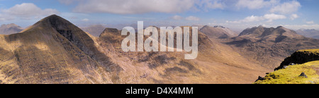 Panoramablick auf die Torridon Berge vom Gipfel des Tom Na Gruagaich, Beinn Alligin, Wester Ross, North West Highlands Stockfoto