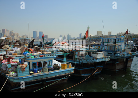 Traditionelle arabische Boote angedockt an den Dubai Creek, Vereinigte Arabische Emirate Stockfoto