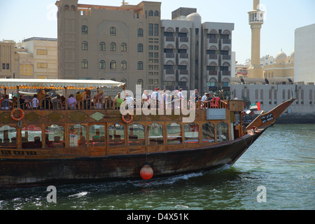 Touristen an Bord eines Schiffes auf dem Dubai Creek, Vereinigte Arabische Emirate Stockfoto