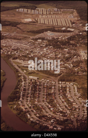 Island Homes Subdivision und Fairbanks Pipe Yard, der Storage Point für mehr als 200 Meilen von 48-Zoll-Rohr. Blick Richtung Norden nahe Meile 445 08/1973 Stockfoto