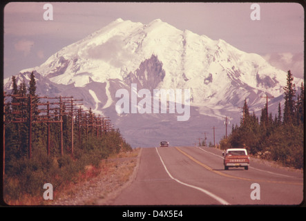 Blick nach Osten entlang Glen Highway in Richtung Mount Drum (Höhe 12,002 Fuß) und Kreuzung der Straße und Trans-Alaska Pipeline...08/1974 Stockfoto