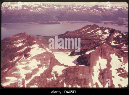 > Blick nach Norden von den Flanken des Mount Kate (Höhe 5,300 Meter) über Port Valdez zur Stadt Valdez. Saw Island ist direkt an der Küste im unteren linken Vordergrund zu sehen. Meile 789, Alaska Pipeline Route 08/1974 Stockfoto