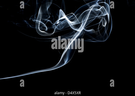 Weißer Rauch auf schwarzem Hintergrund isoliert Stockfoto